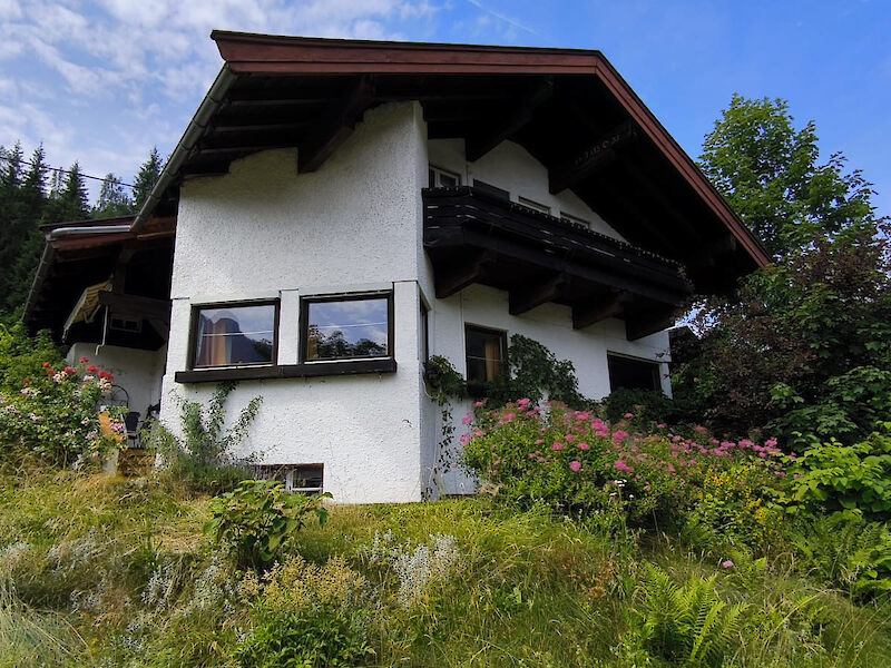 Einfamilienhaus mit Baugenehmigung für ein Haus mit 5 Wohnungen.
