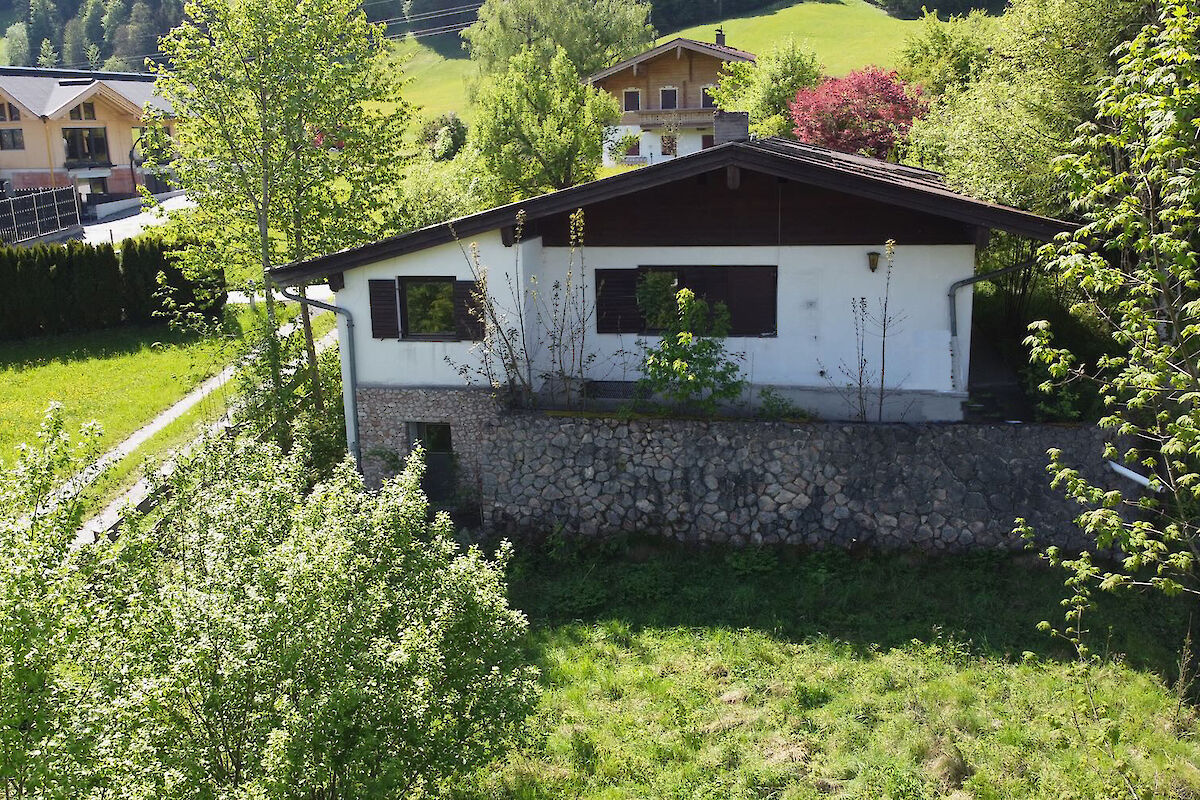 Old stock with building permit in an absolutely quiet village location Ski in - Ski out