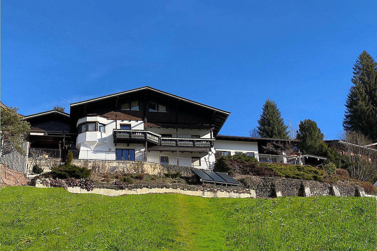 Country house on the sunny side with a leisure residence