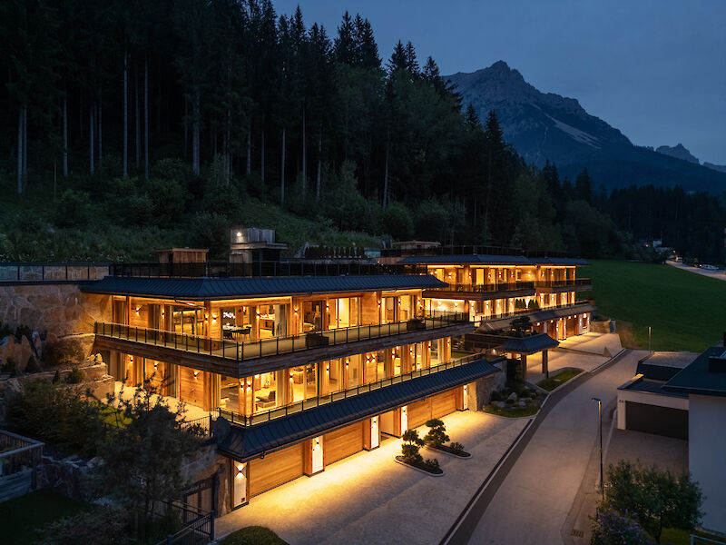 Adlerhorst mit Pool am Waldrand in den Kitzbüheler Alpen