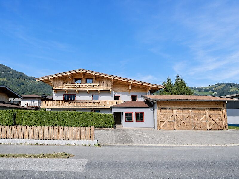 Mehrfamilienhaus mit 4 Wohnungen und Garage - Lager - Werkstätte