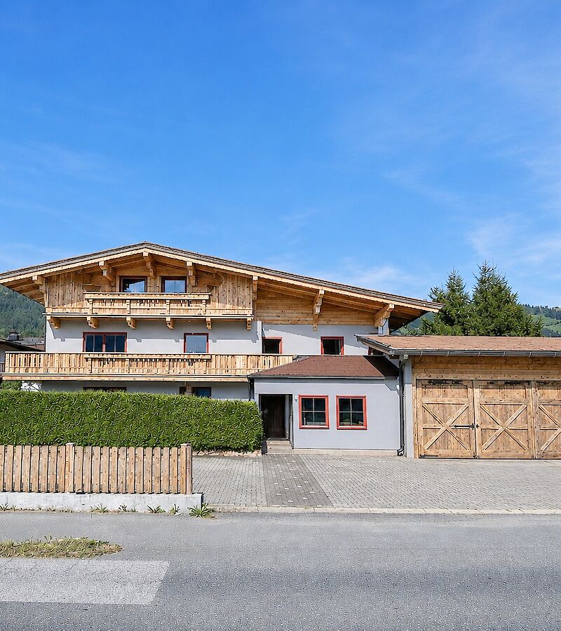 Mehrfamilienhaus mit 4 Wohnungen und Garage - Lager - Werkstätte