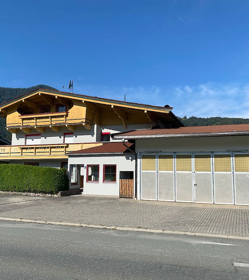 Mehrfamilienhaus mit 4 Wohnungen und großer Garage - Lager - Werkstätte