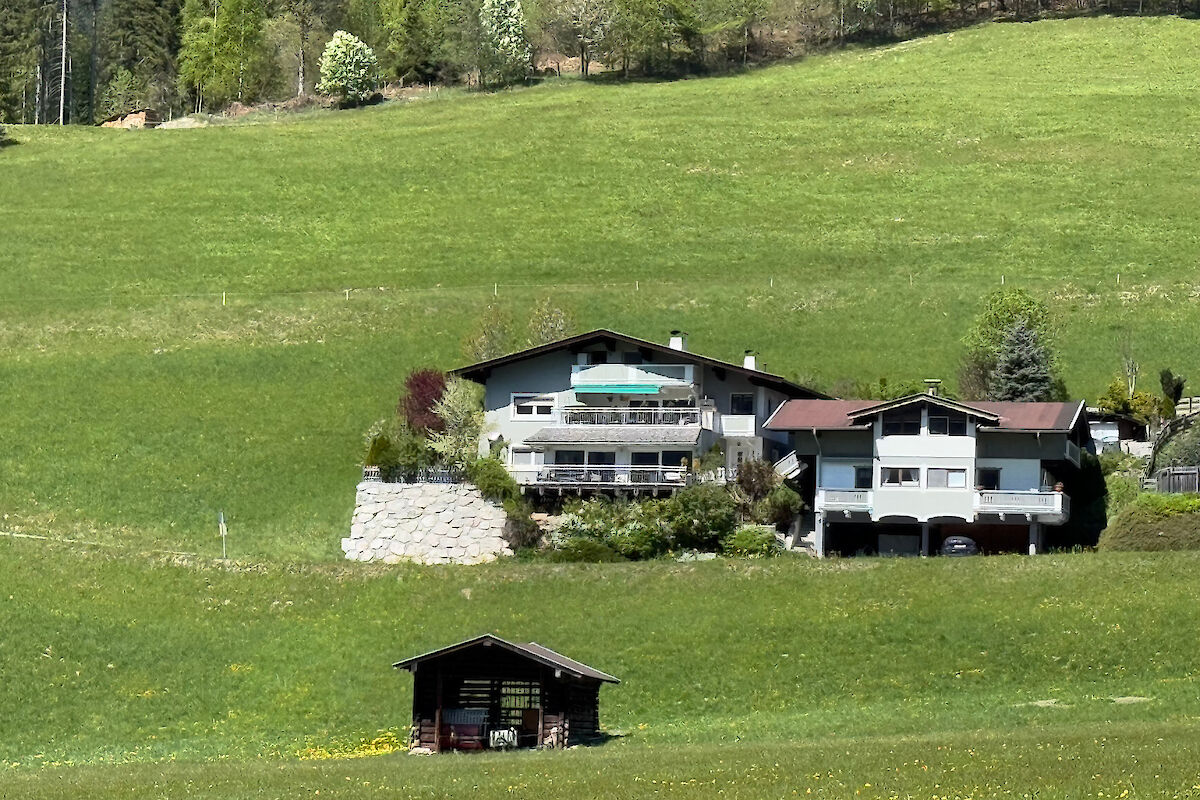 Zwei Landhäuser mit fünf Wohnungen teilweise mit Ferienwohnsitz