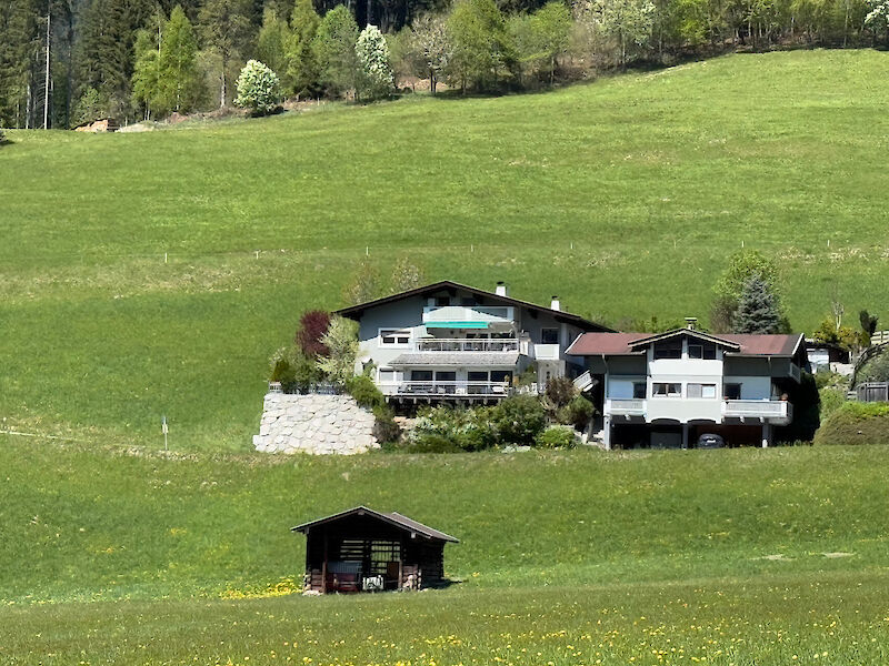 Zwei Landhäuser mit fünf Wohnungen teilweise mit Ferienwohnsitz
