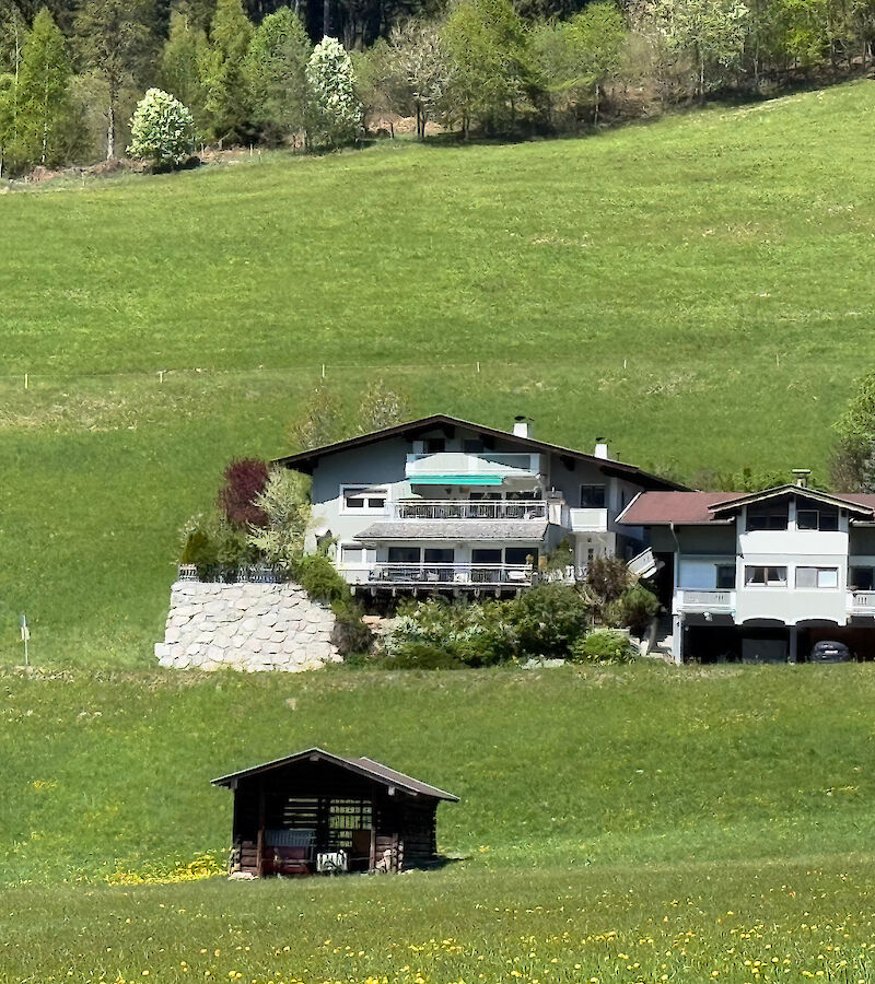Zwei Landhäuser mit fünf Wohnungen teilweise mit Ferienwohnsitz
