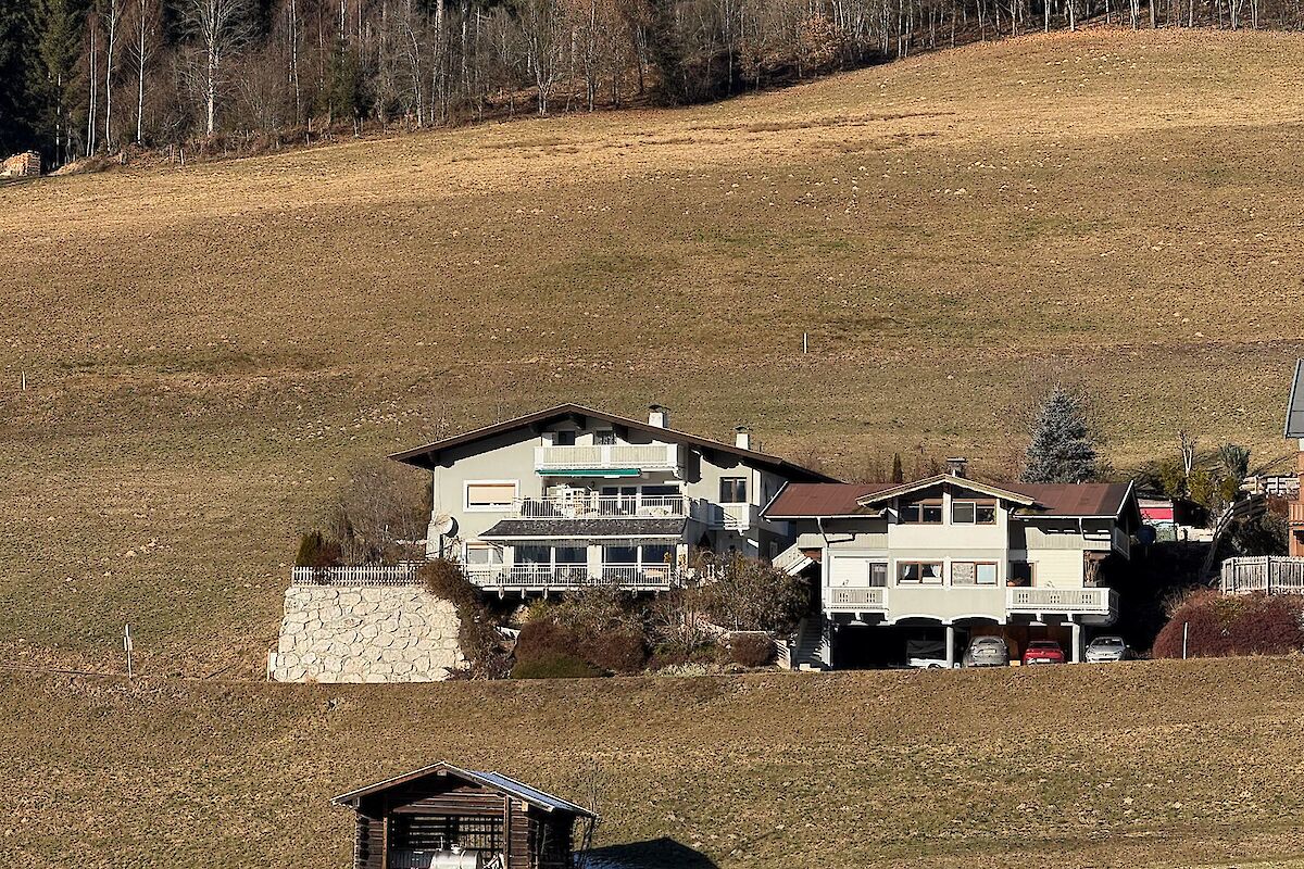 Zwei Landhäuser mit fünf Wohnungen teilweise mit Ferienwohnsitz