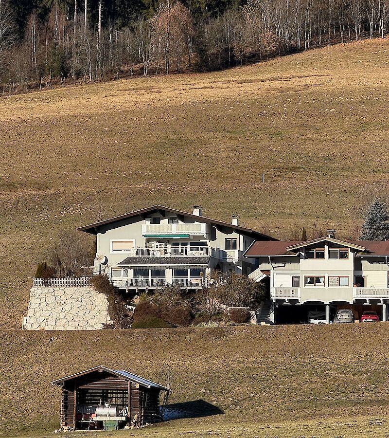 Zwei Landhäuser mit fünf Wohnungen teilweise mit Ferienwohnsitz