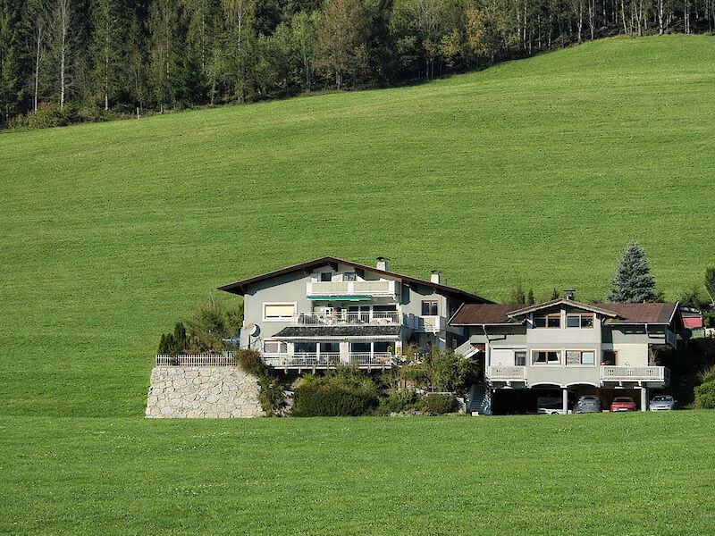 Zwei Landhäuser mit fünf Wohnungen teilweise mit Ferienwohnsitz
